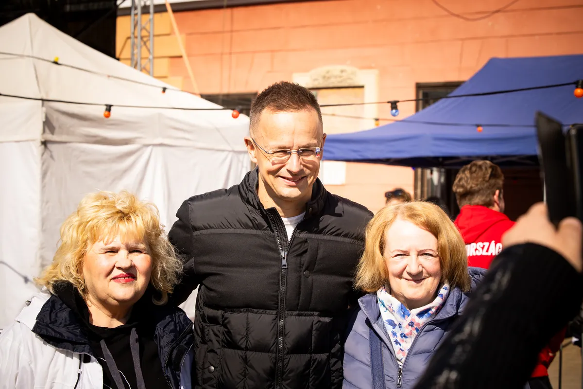 Orbán Viktor tart Szijjártó Péter is.