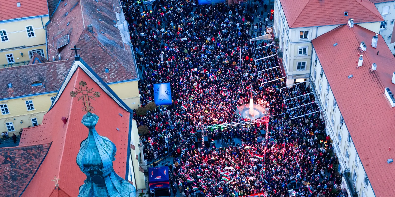 Hihetetlen drónfotók: hatalmas tömeg hallgatja Orbán Viktor beszédét