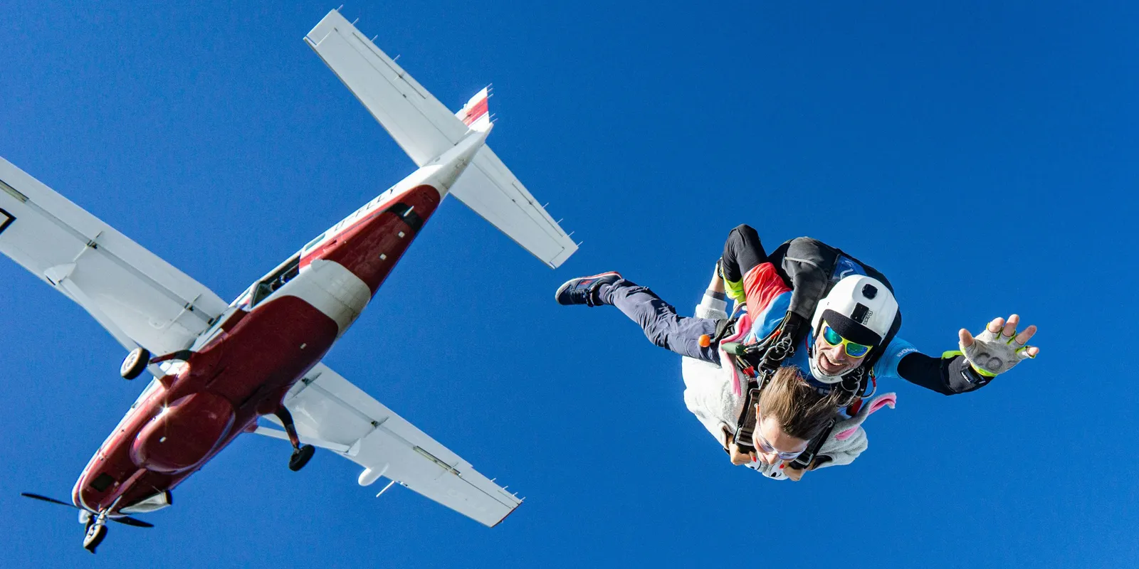 Három órán keresztül egy fán ragadt egy ejtőernyős