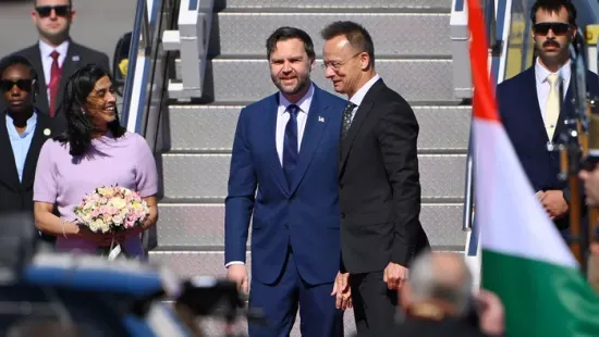 Így vonult az USA alelnök konvoja a Hősök terén - videó