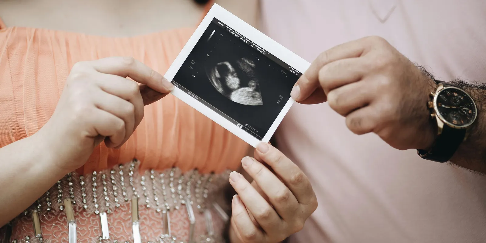 Születése pillanatában lemondtak róla, most saját babáját várja