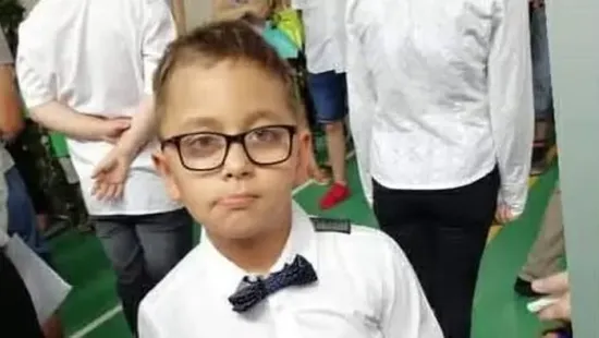 „Csak egy láthatatlan gyerek akarok lenni” – Elapadtak az adományok a debreceni Riki műtétjére, a kamaszfiú pedig a szobájába temetkezik