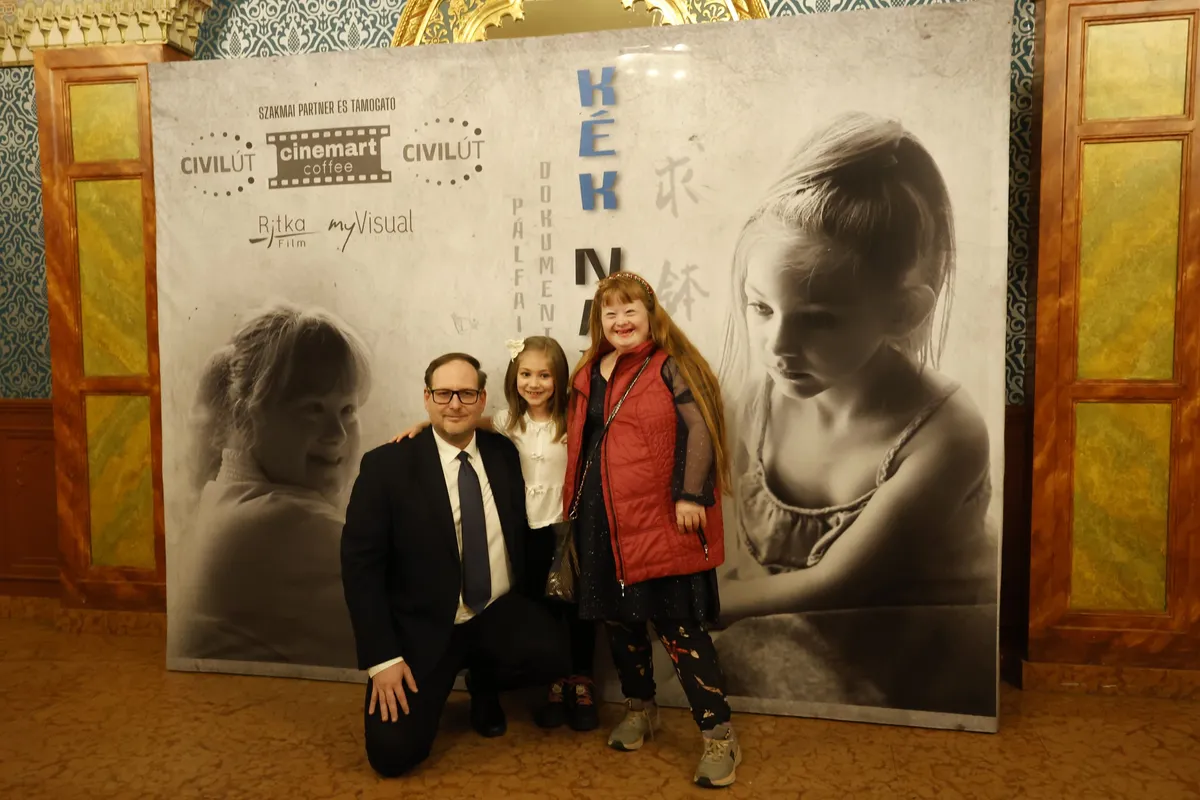 Pálfai Károly, az autista Huszár Tália és a Down-szindrómás másik főszereplő, Andi