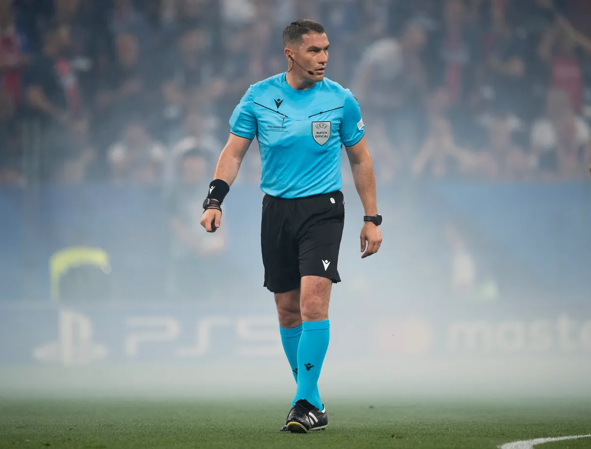 Kovács István játékvezető a Barcelona-Atlético Madrid találkozón