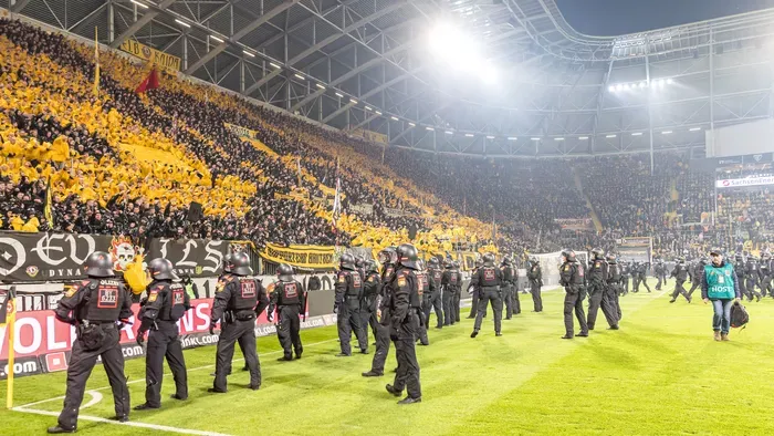 Rettegés Dárdaiék meccsén, huligánok törtek be a pályára