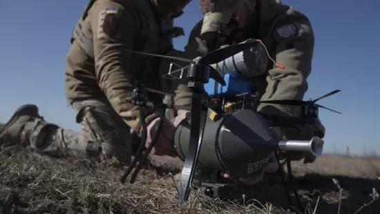 Ukrajnában már a harci drónokkal is üzletelnek. Lebukott egy ütegparancsnok
