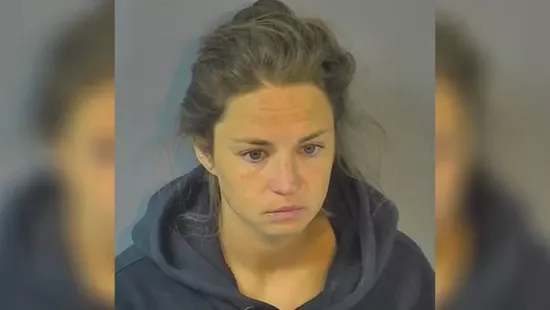 Meztelen fotókkal csábította el diákját a perverz tanárnő