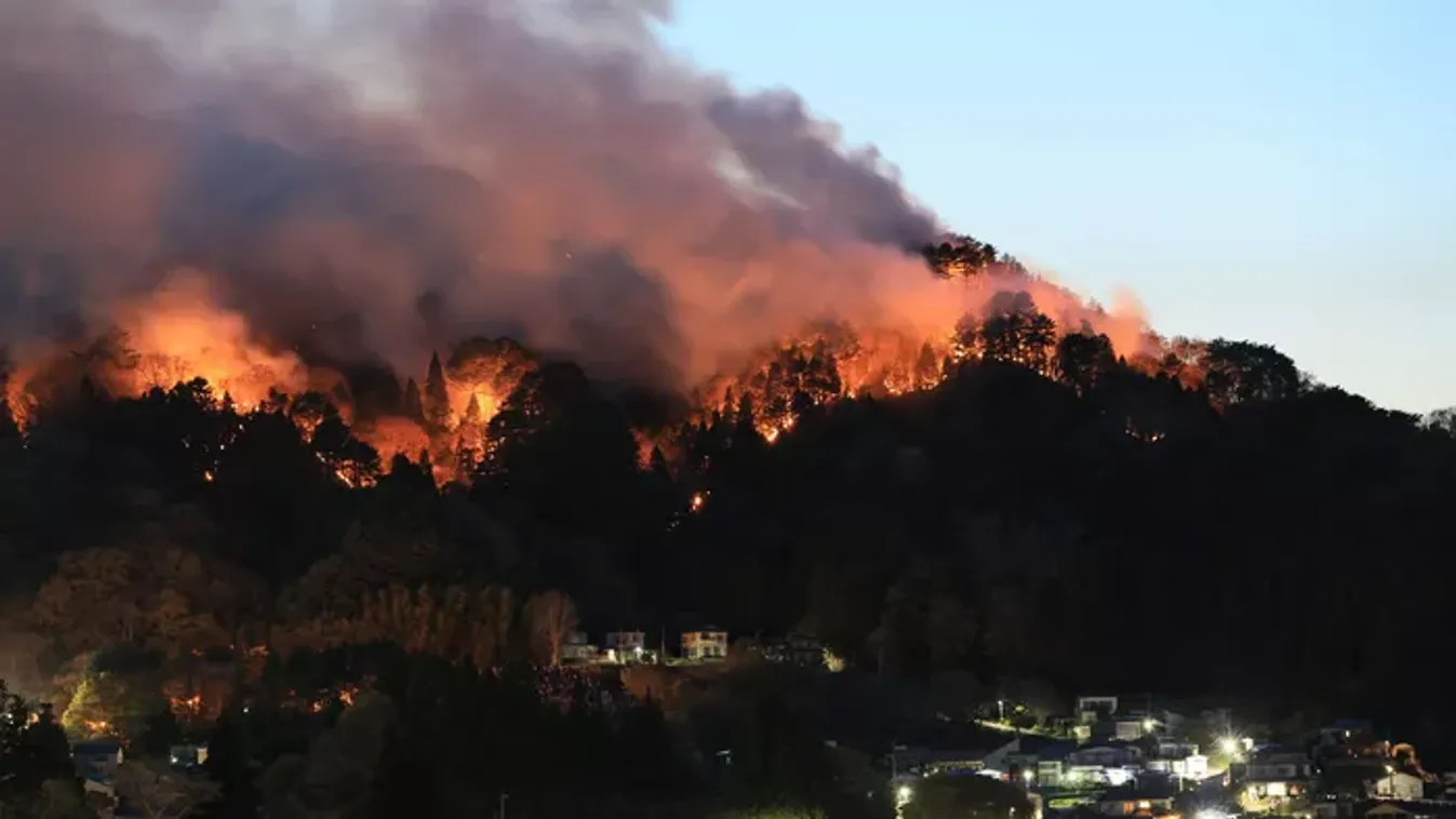 Több mint háromezer embert evakuáltak erdőtüzek miatt