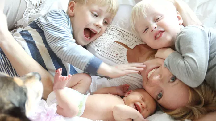 Több mint 50 féltestvére van