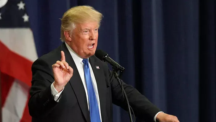 Trump.„Azután rengeteg bomba kezd el hullani”