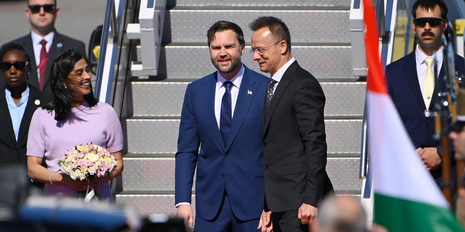 Így vonult az USA alelnök konvoja a Hősök terén - videó