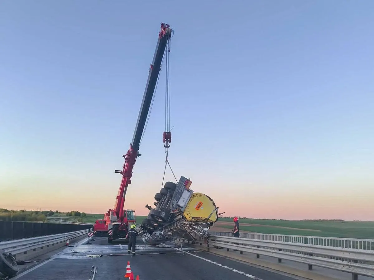 Felborult egy tejszállító kamion az M6-os autópályán.