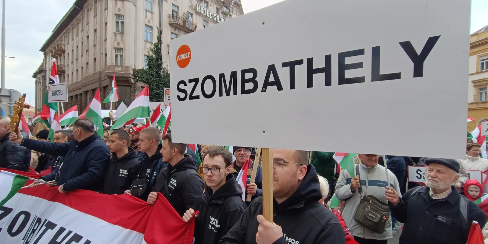 Hatalmas tömeg várja Orbán Viktort Szombathelyen