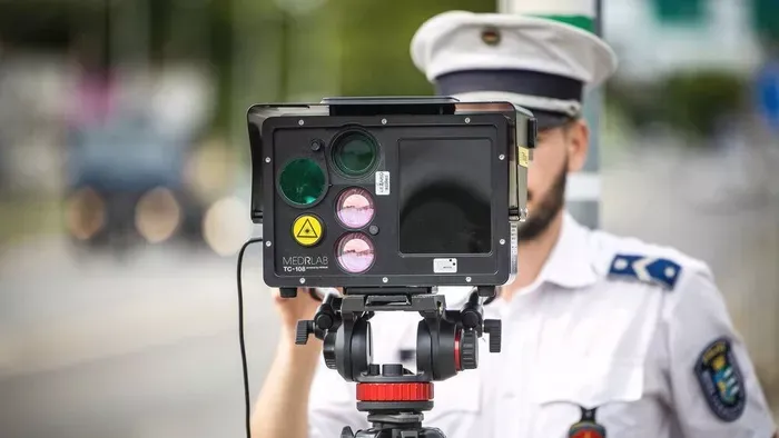 Az egész országban rengeteg helyen mérnek ma a rendőrök