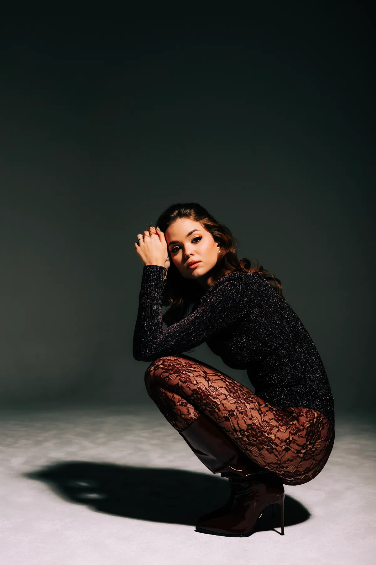 Nagy Bogi gyönyörű csipkés harisnyában áll modellt.