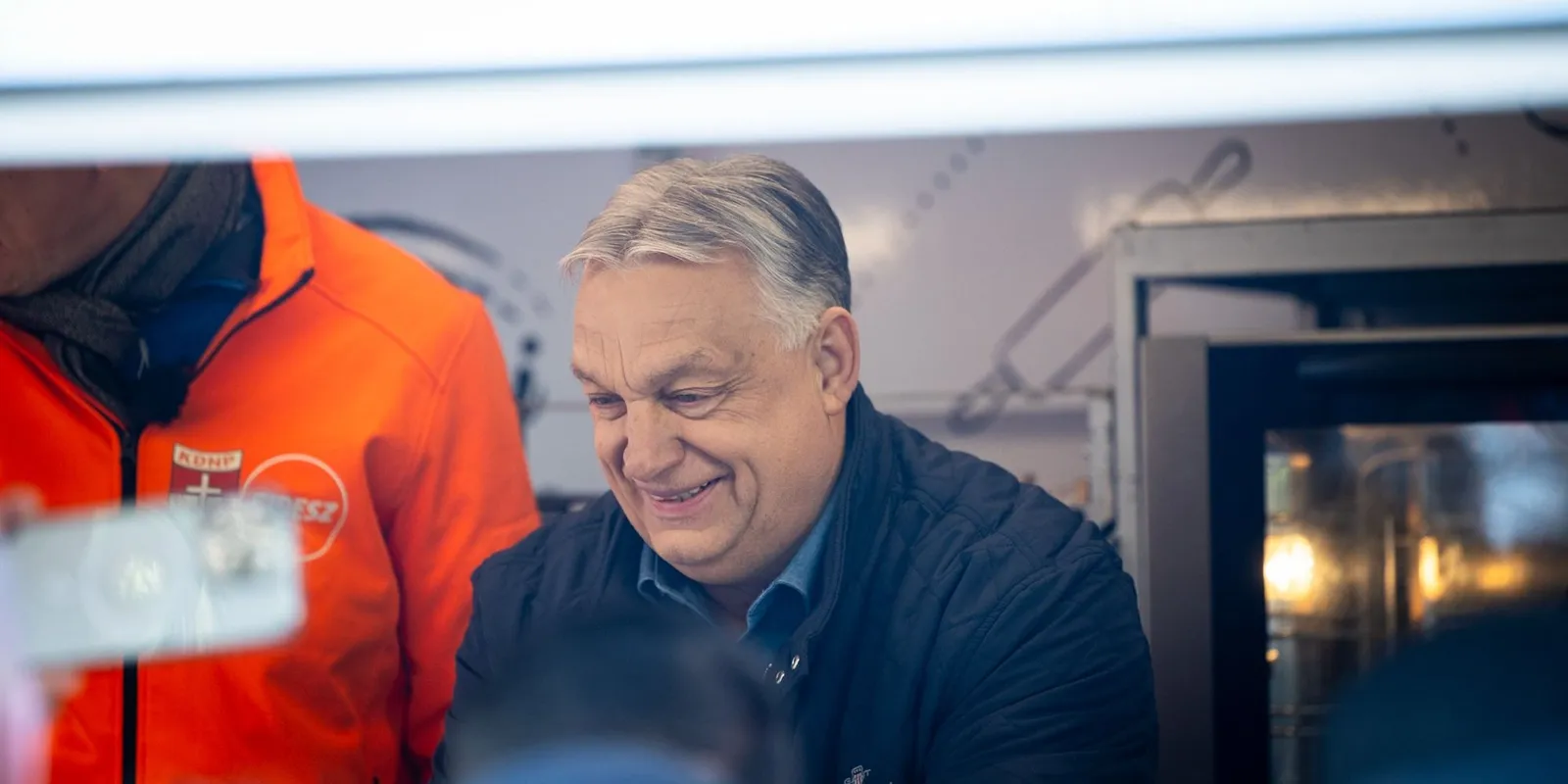 Kiderült, hogy merre indult a busz a fedélzetén Orbán Viktorral - 1 millió kézfogásra fel!