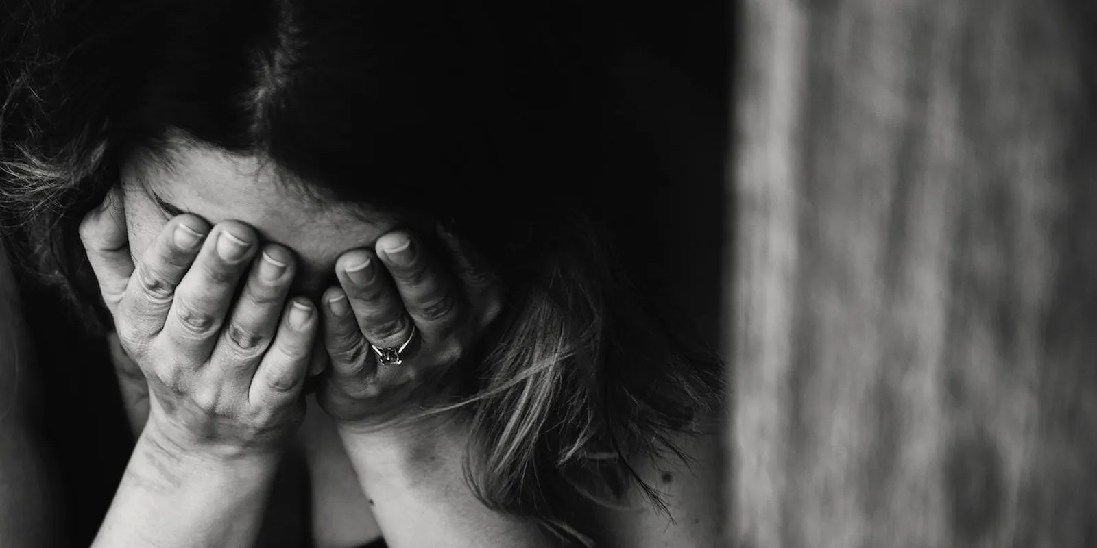 Napi két üveg gint ivott –  végül vért hányt a fiatal nő