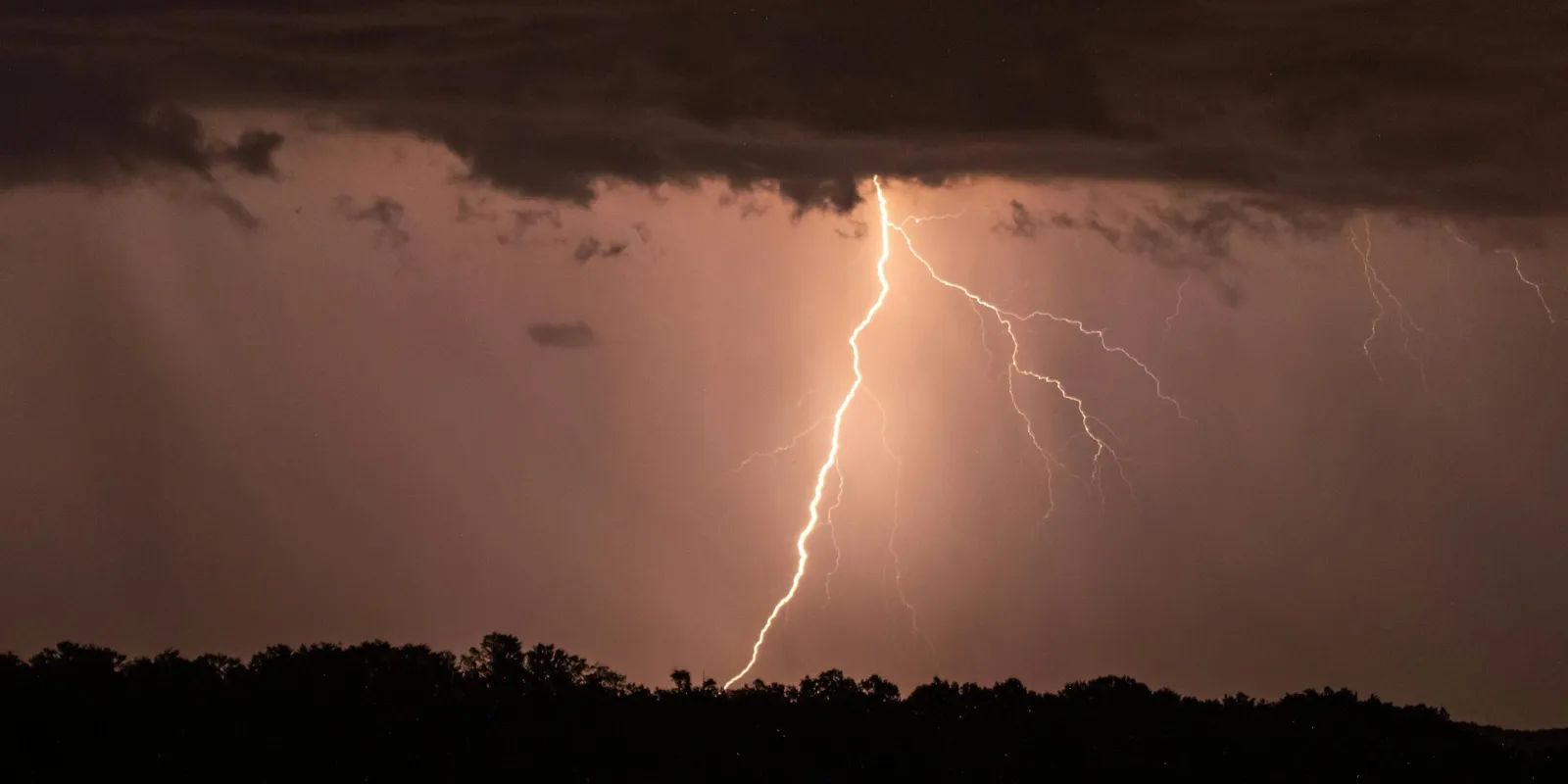 Villámcsapások végeztek 14 emberrel a heves viharokban