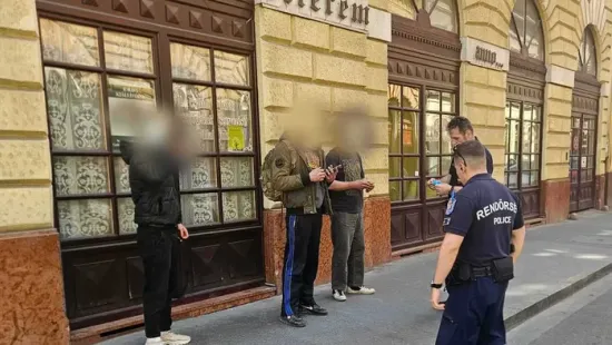 Kilenc vevő bukott le egy razzián a belvárosban - Fotó