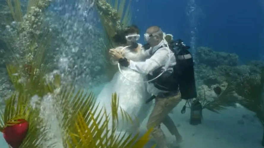 Csodálatos esküvői kaland - Víz alatt kelt egybe a pár