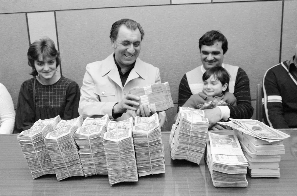 Retró lottó nyertesek
Jager Lénárd

Eger, 1985. március 21.

Jager Lénárd (k) az Egri Finomszerelvénygyár dolgozója családjával és a kétmillió kettőszáznegyvenhatezer forintos nyereménnyel, amelyet a lottó 10. játékhetén elért ötös találattal nyert.
A lot