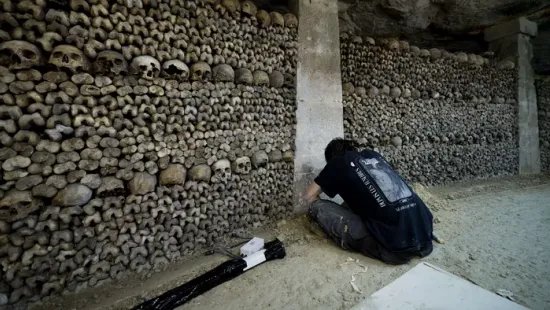 Síri csend: így újították fel a párizsi katakombákat