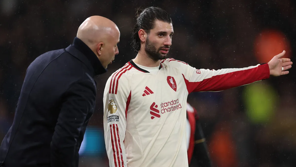 Arne Slot (balra) és Szoboszlai Dominik: az Aston Villa-Liverpool meccsen végre bebiztosítják a BL-helyet?