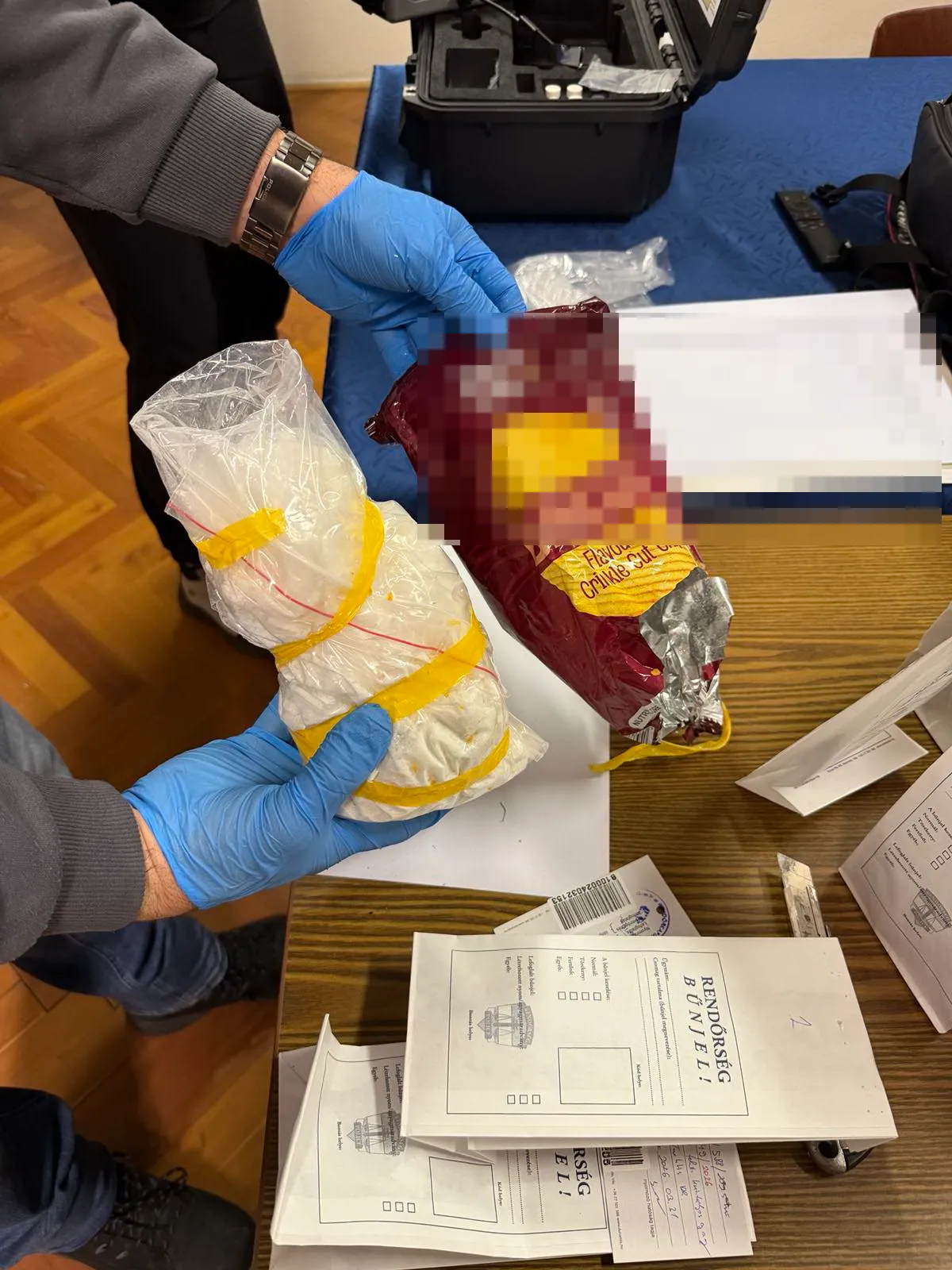 Kristályos port találtak a dílernél. Fotó: rendőrség