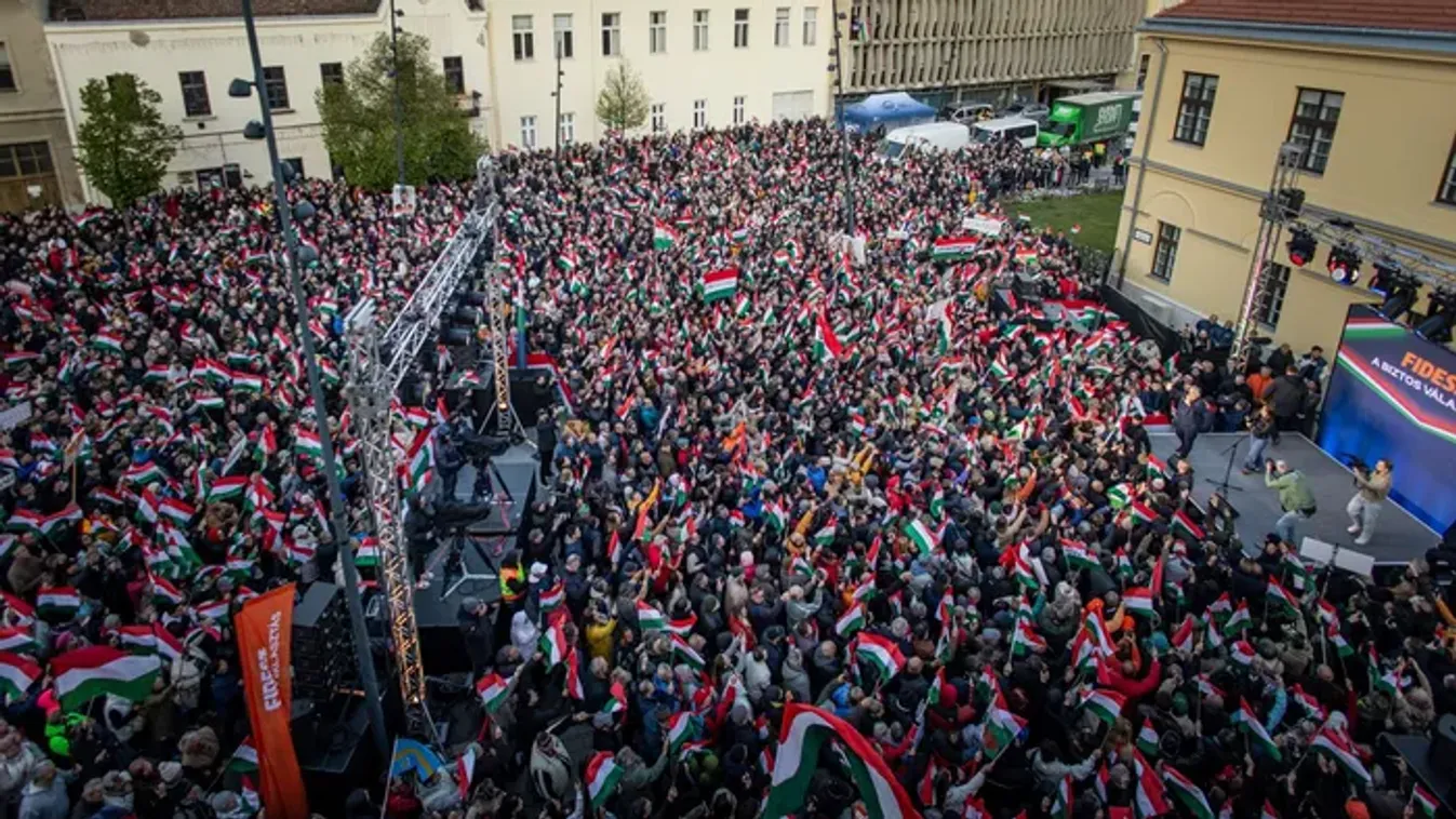 Szenzációs drónfotók érkeztek: teljesen megtelt a Dósa Nádor tér