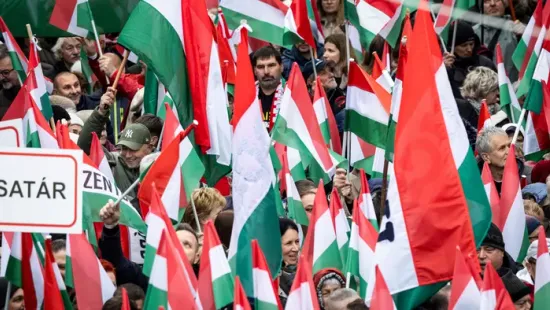 Nemzeti lobogók és emberek sokasága - így nézett ki Orbán Viktor országjárásának szombathelyi állomása