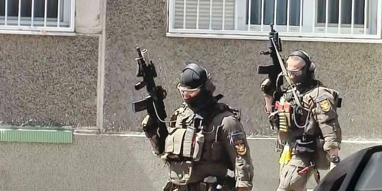 Budai túszdráma: baltás férfi sétálgatott a rendőrök között