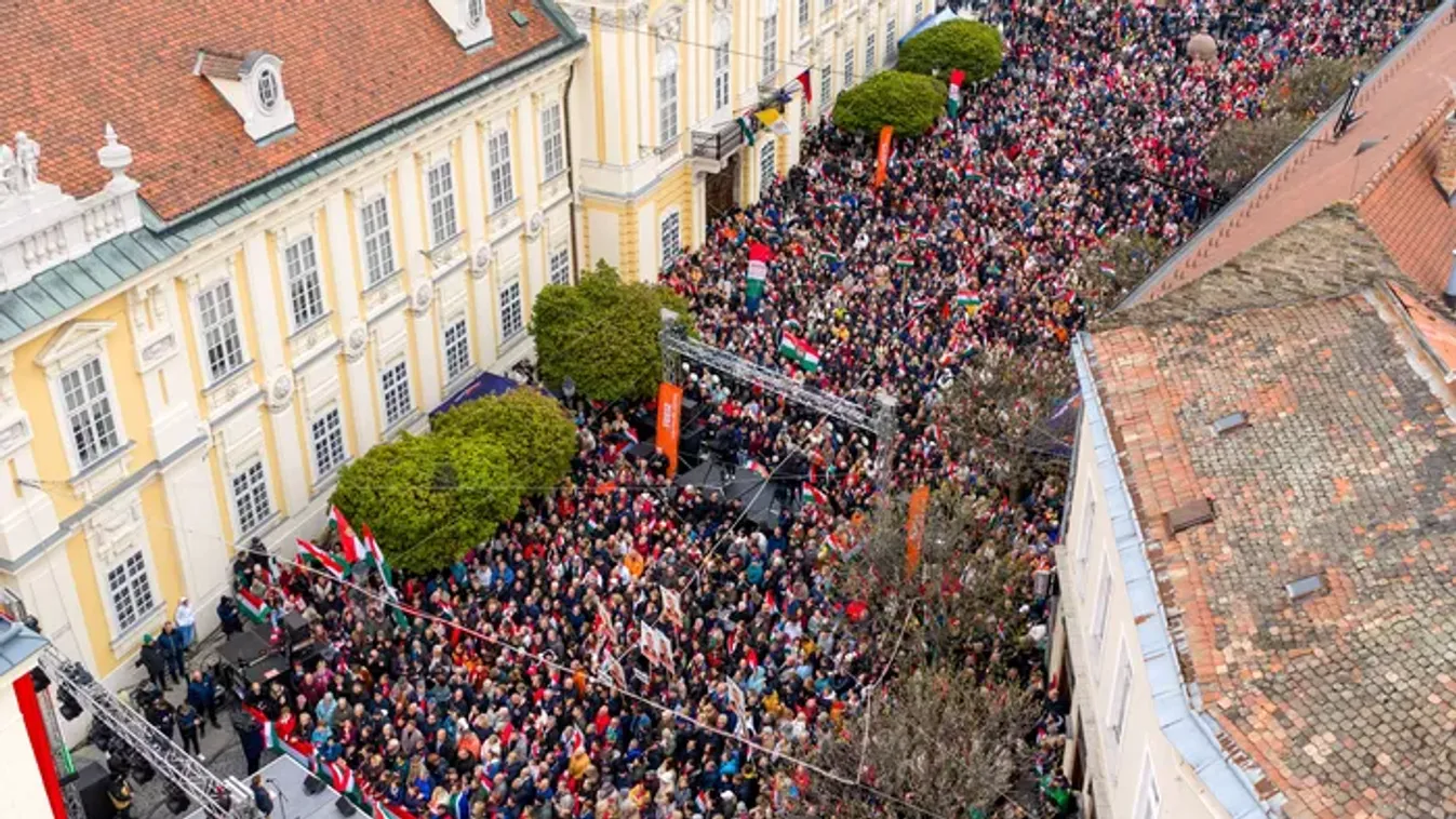 Hihetetlen drónfotó: egész Székesfehérvár az utcára vonult