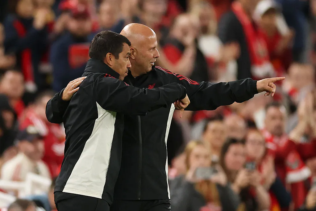 Arne Slot mellett Giovanni van Bronckhorst tavaly nyár óta a Liverpool edzője