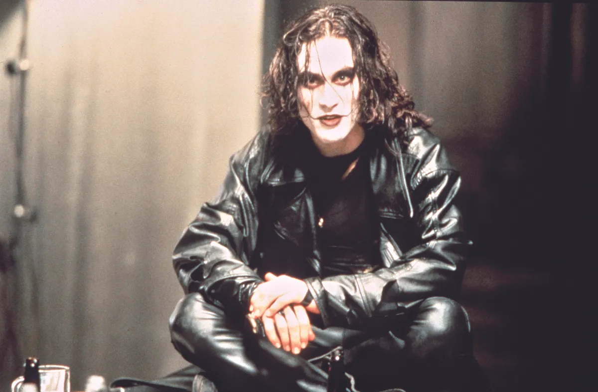 A lövedék Brandon Lee hasát érte és a gerincébe fúródott. 