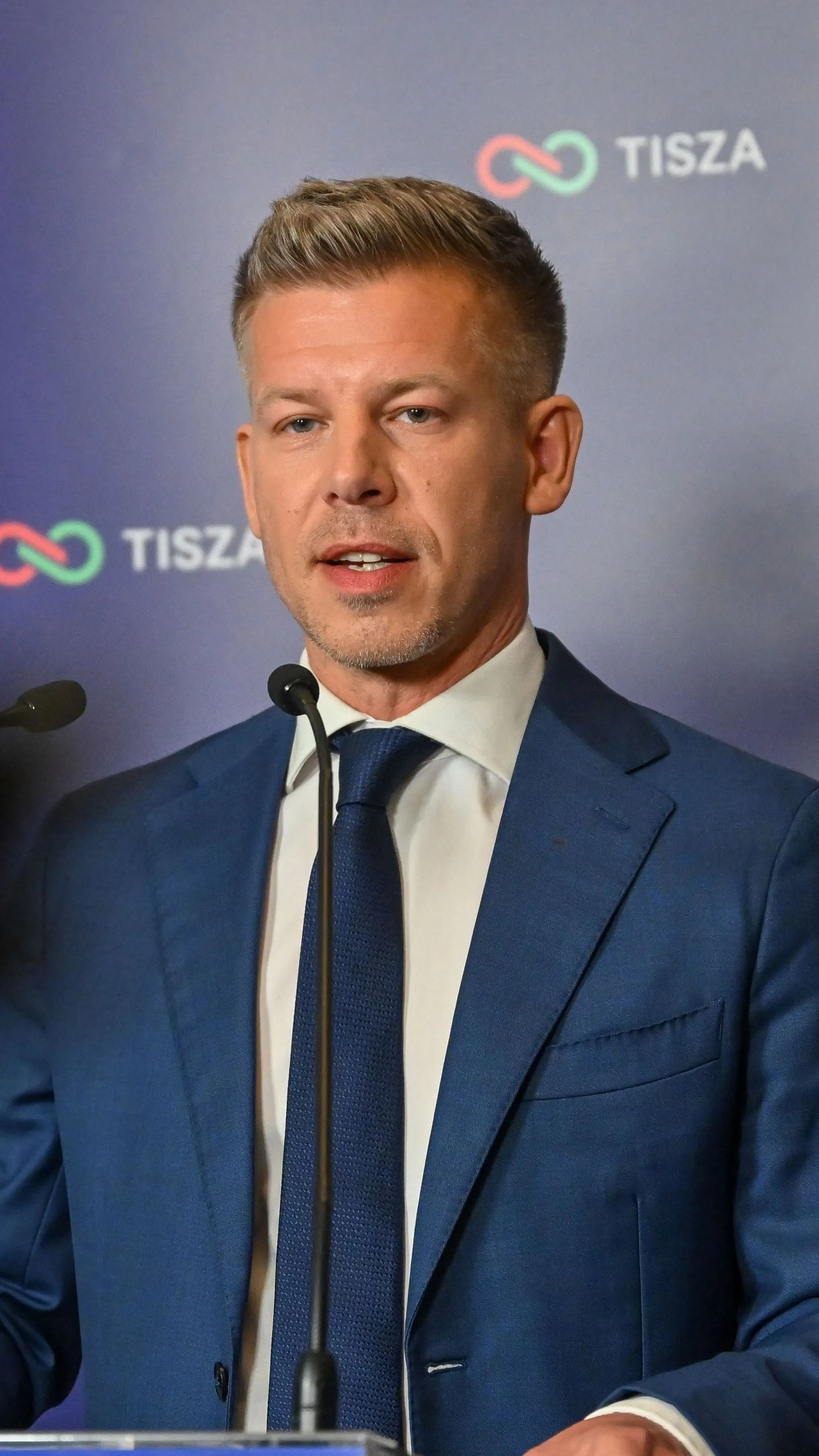 Lökdösték és szidták a Hír TV munkatársát a tiszások