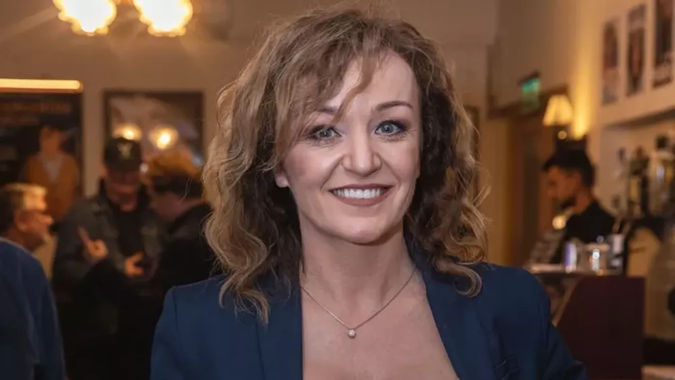 Megható! – Szandi így ölelte át várandós lányát a reptéren