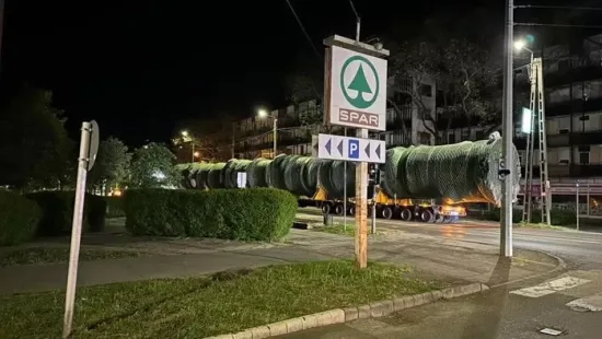 Rejtélyes rakományt szállító kamion akadt el Hatvannál – Csak találgatni lehet, mit szállítottak