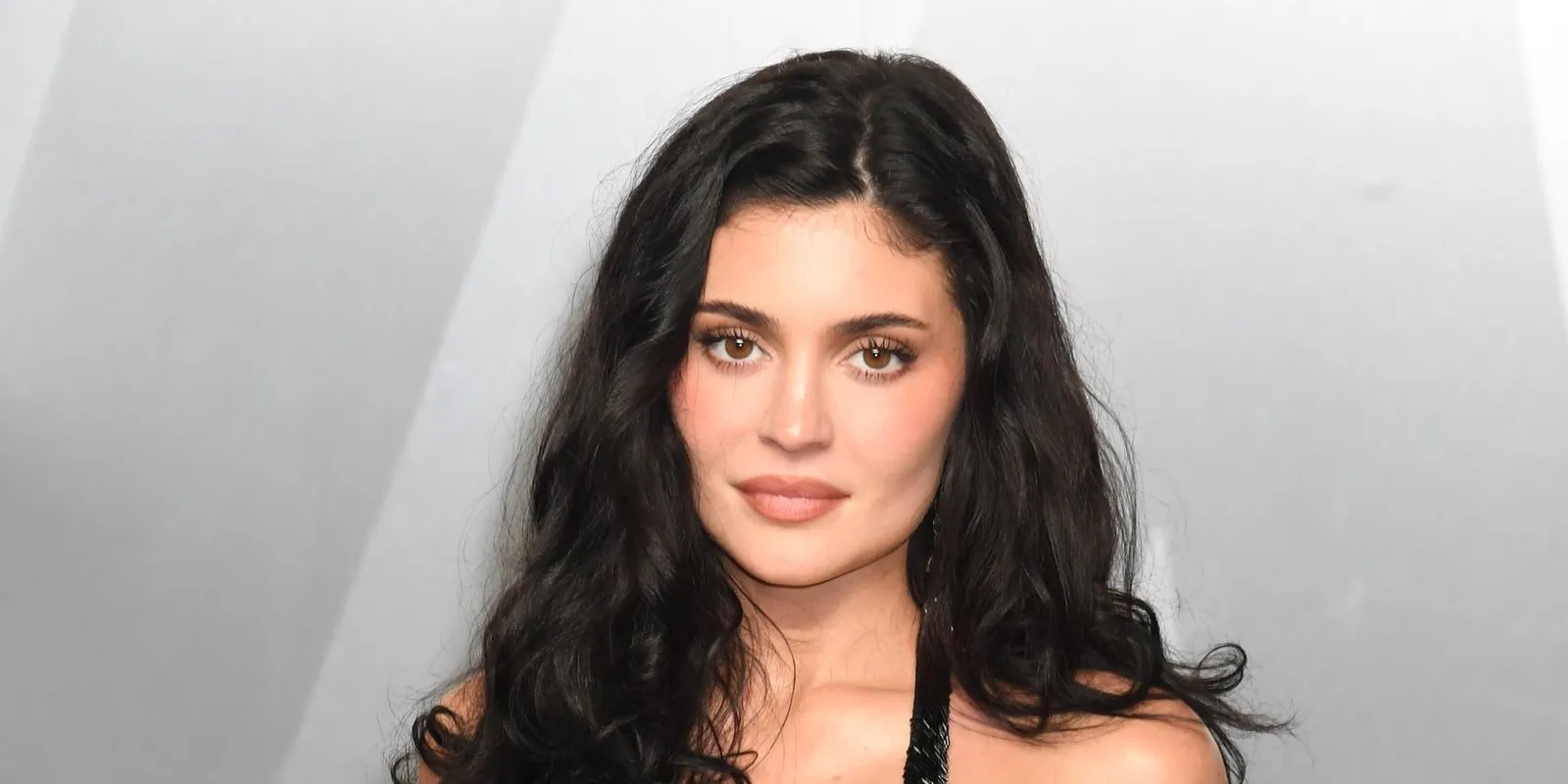 Csupán a kezével takarta el csupasz keblét Kylie Jenner