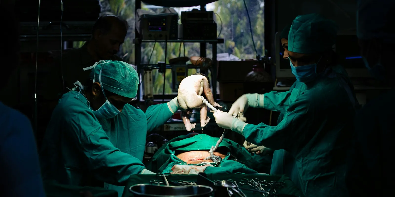 A szülőágyról rángatták bíróság elé a vajúdó anyát