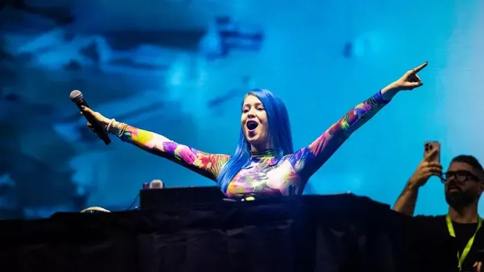 Bikinire vetkőzött a magyar lemezlovas