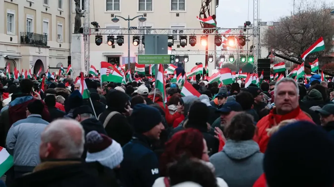 Tömeg, ameddig a szem ellát: rengetegen várják Orbán Viktor beszédét