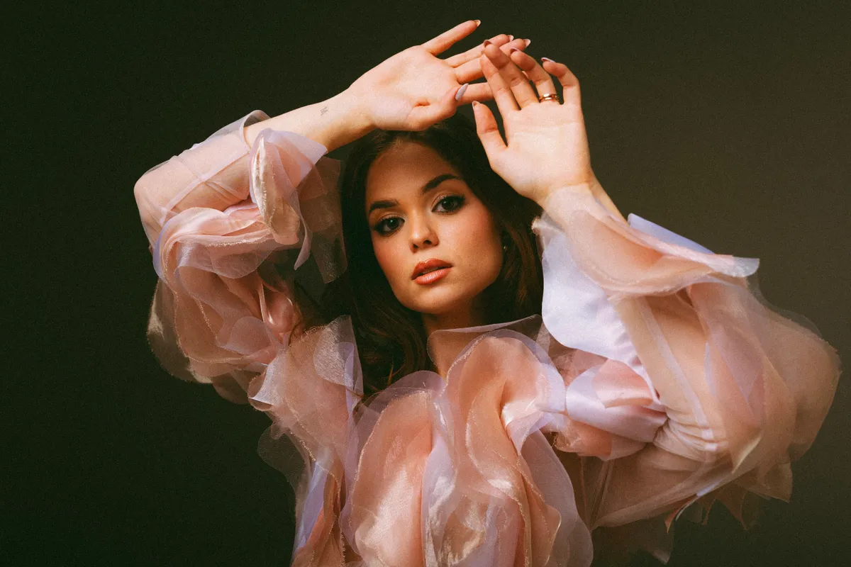 Nagy Bogi habos rózsaszín ruhában mutatja meg közelről természetes arcát.