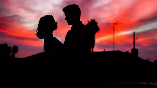 Furcsa párkapcsolatban él egy házaspár - a férjet izgatja, ha más férfiakkal találkozik a felesége