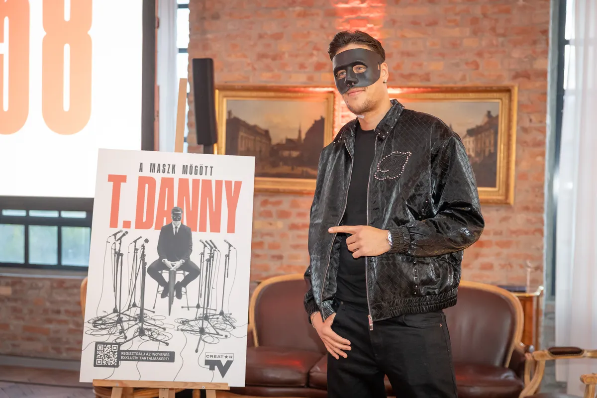 T. Danny a dokumentumfilm bemutatóján sem vált meg ikonikus maszkjától.