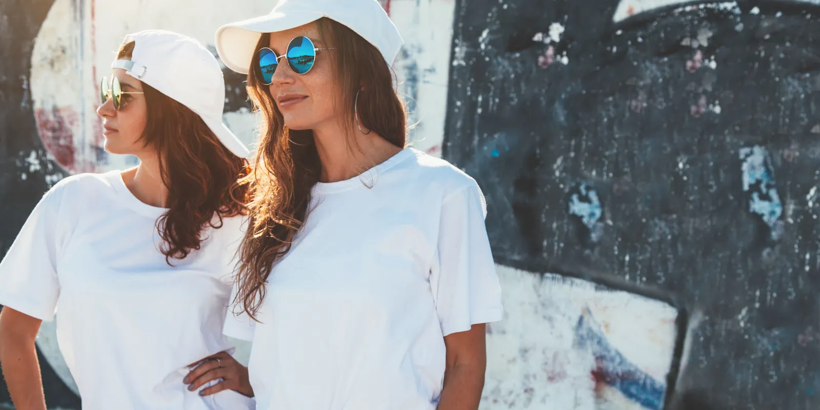 A fehér póló az igazi divat: mutatjuk, hogy viseld, hogy szexi legyél benne