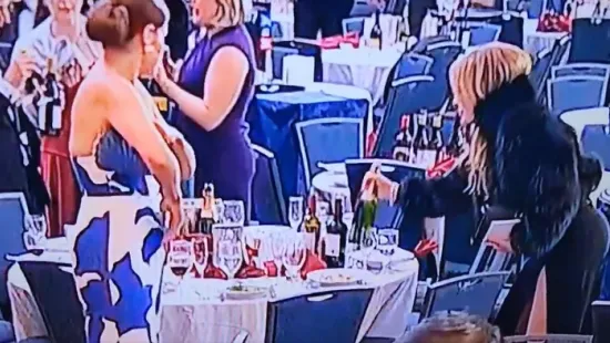 Így lopkodta a nő a pezsgősüvegeket Trump menekítése közben – Videó