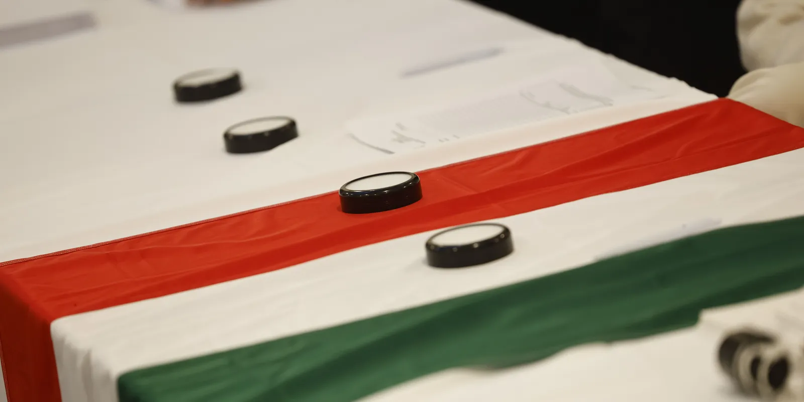 Megnyitottak a szavazófülkék – Kövesd élőben a választást!