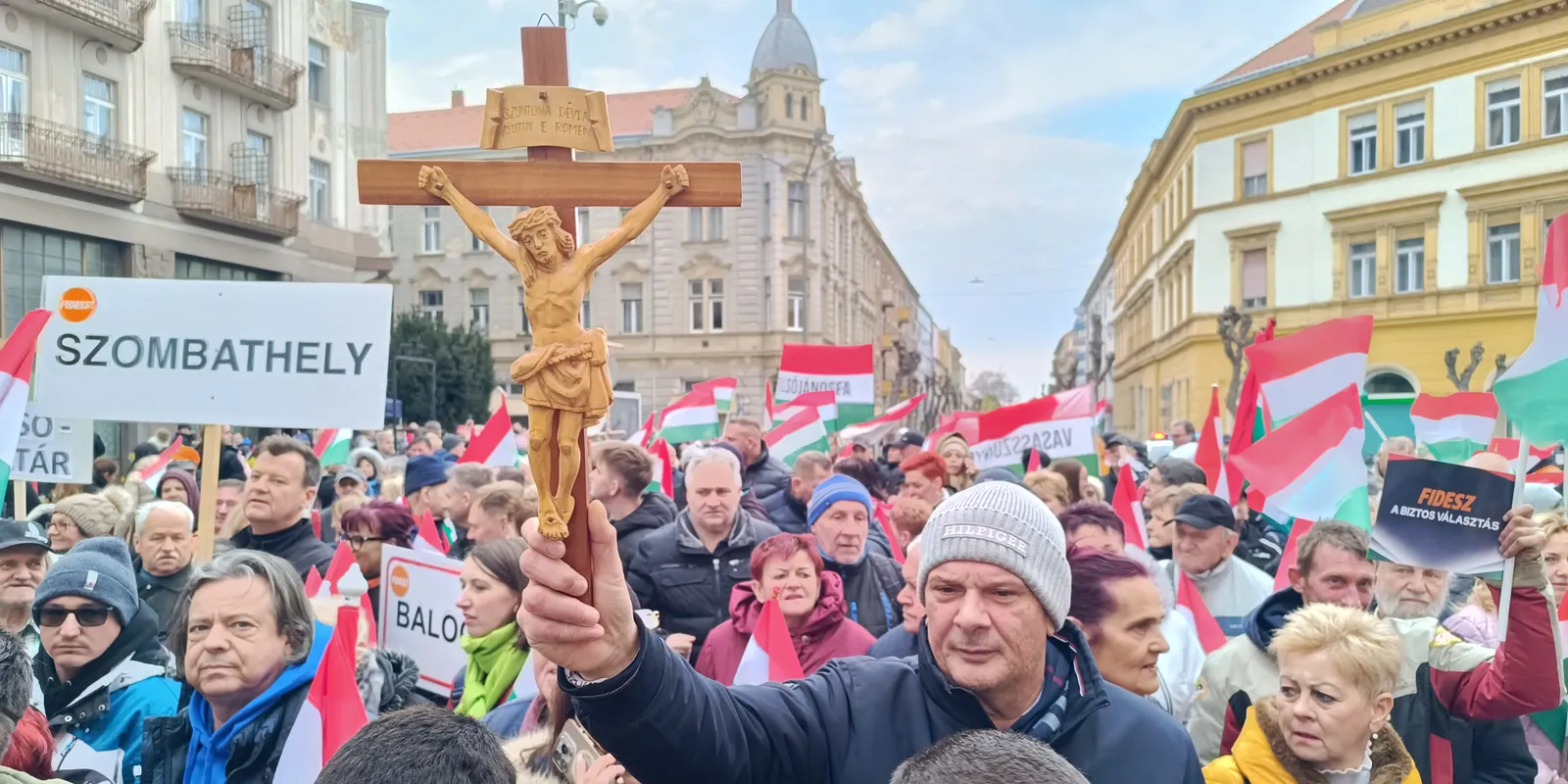 Hatalmas tömeg várja Orbán Viktort Szombathelyen