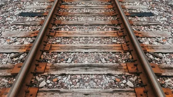 Vonatbaleset történt Magyarországon, autóval ütközött a szerelvény