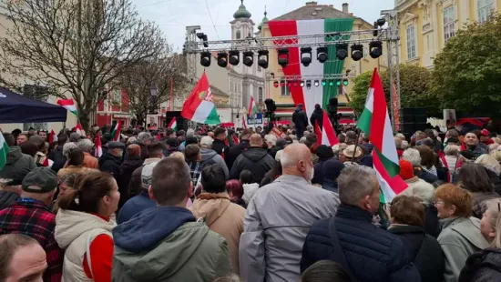 Megérkeztek az első képek - már gyülekezik a tömeg az országjárás székesfehérvári állomásán